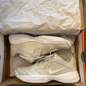 Brand new in box Nike sneaks women’s size 7.5